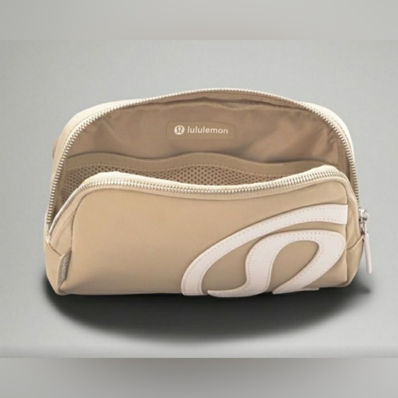 Lululemon Everywhere Belt Bag in Trench/White Opal!🔥 - Picture 5 of 10